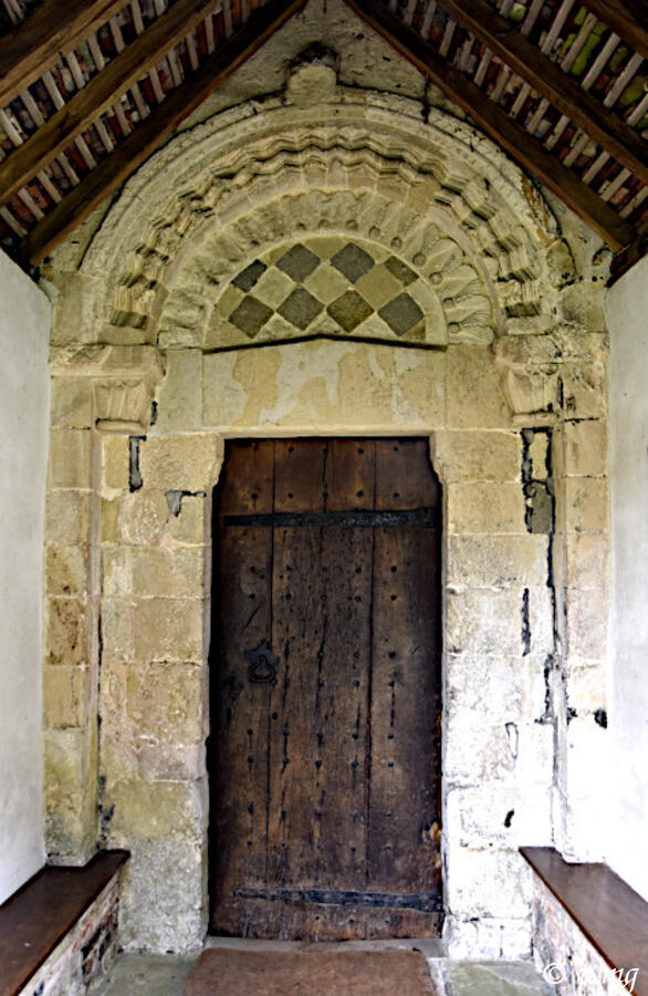 #AdoorableThursday 
South norman doorway, tympanum with "green and white stone alternating", like a piece of a chessboard.
One of my favorite doorway,
St Andrew, Great Durnford, #Wiltshire