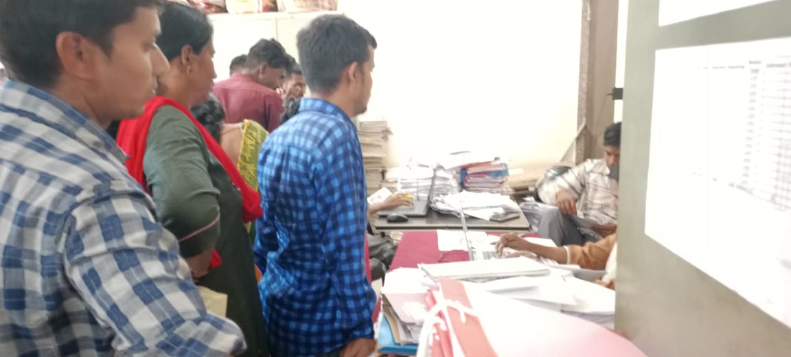 થોડા સમય જોબકાર્ડ સબંધી કરેલી રજૂઆતો ને ધ્યાને લઈ સંસદ સભ્ય શ્રી <a href="/dhaval241086/">Dhaval Patel</a> ધવલભાઈ ની રજુઆત થી આજે ધરમપુર તાલુકા પંચાયત કચેરીમાં પૂરતા પ્રમાણમાં કમ્પ્યુટર ની વાયવથા કરી આપી અને આજે લોકો પોતાના કામ સહેલાઇ થી કરી રહ્યાં છે તમારો ખુબ ખુબ આભાર સાહેબ <a href="/TDO_DHARAMPUR/">TDO Dharampur</a> <a href="/collectorvalsad/">Collector Valsad</a>