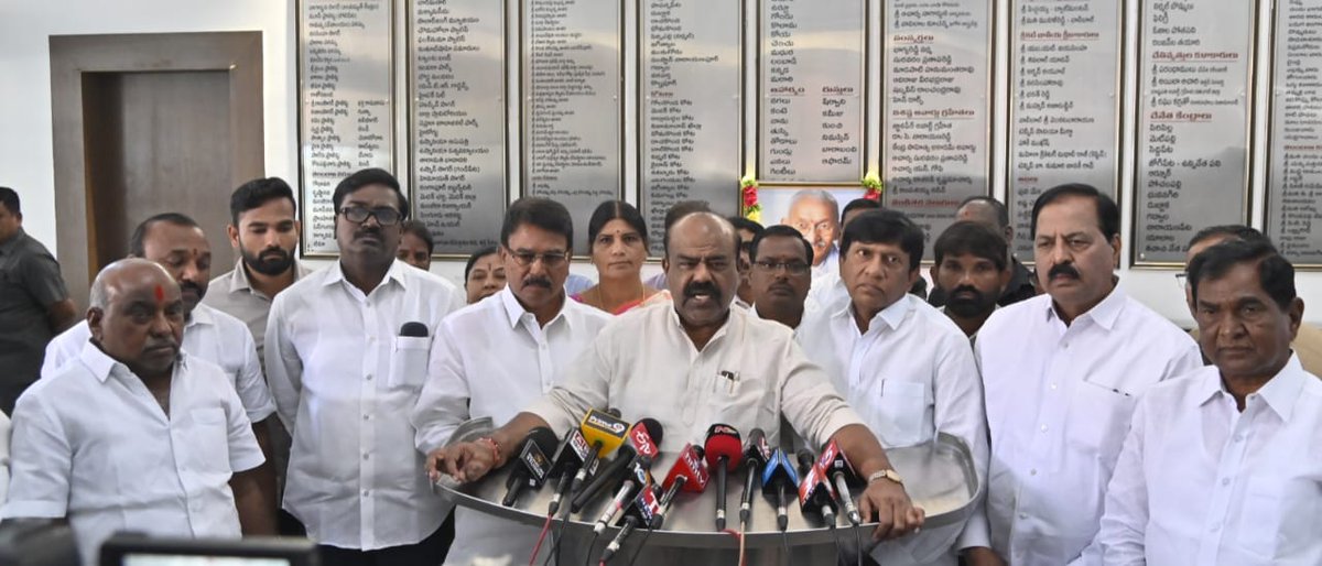 30.01.2025
హైదరాబాద్.

బాపూజీ గారి చిత్రపటానికి పూలమాలలు వేసి నివాళులర్పించడం జరిగింది.

Video link: youtu.be/SS2Y6NwKQBA?fe…