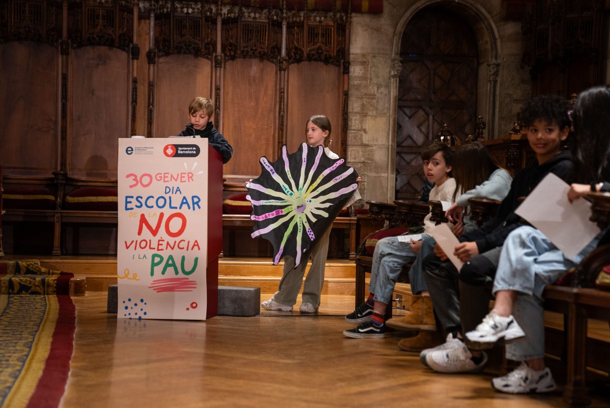 Barcelona celebra el #DiaEscolarNoViolenciailaPau

<a href="/BCNeducadora/">BCN Educadora</a> <a href="/bcn_ajuntament/">Ajuntament de Barcelona</a> <a href="/escolapau/">Escola de Cultura de Pau</a> 

educa.barcelona/2025/01/30/bar…

✍️<a href="/YerayGonzalezGa/">Yeray García</a> 
👉Al blog Educa.Barcelona