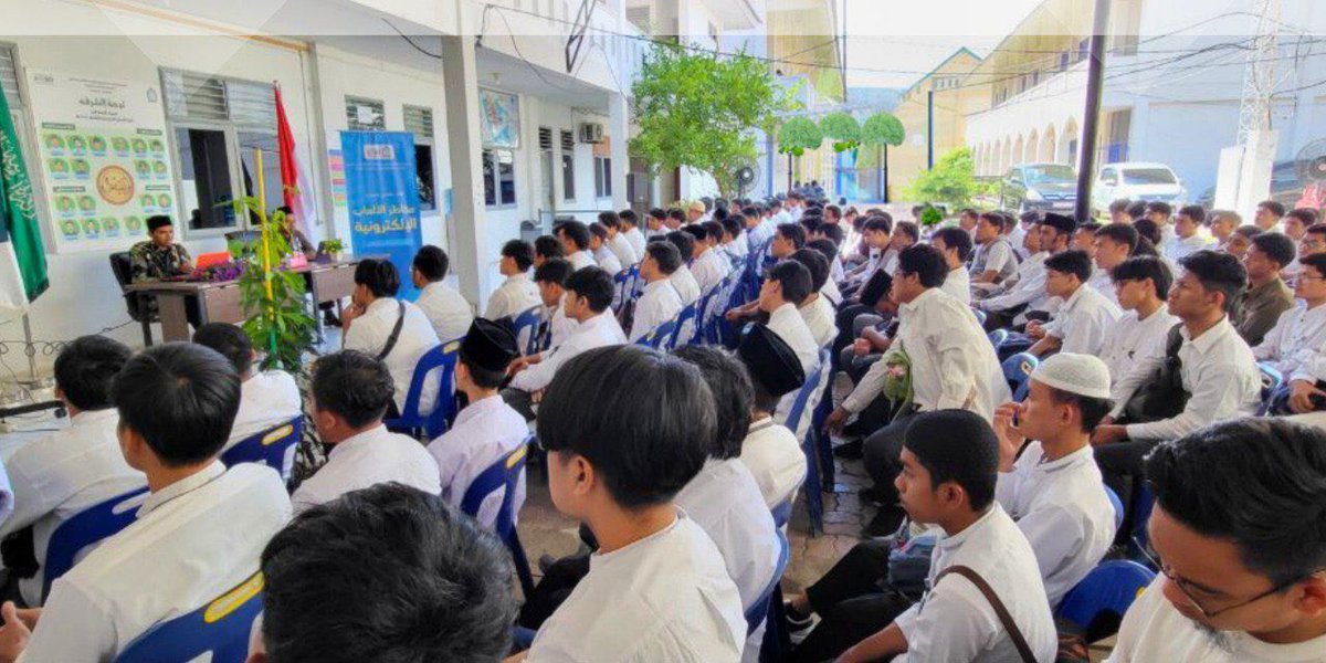 MAKHADACEH's tweet photo. ضمن خطة النشاط المعتمدة، نظّمت إدارة معهد خادم الحرمين الشريفين في بندا آتشيه، ممثلةً بوحدة الأنشطة الطلابية، لقاءً بعنوان (مخاطر الألعاب الإلكترونية)، قدّمه الأستاذ بدر الدين الزركشي، أحد معلمي المعهد. وهدف اللقاء إلى توعية الطلاب بالآثار السلبية للألعاب الإلكترونية على الصحة النفسية والجسدية، بالإضافة إلى توضيح كيفية استخدامها بشكل آمن ومتوازن. وقد تفاعل الطلاب مع الموضوع بإيجابية، مما يعكس وعيهم بأهمية هذا اللقاء.