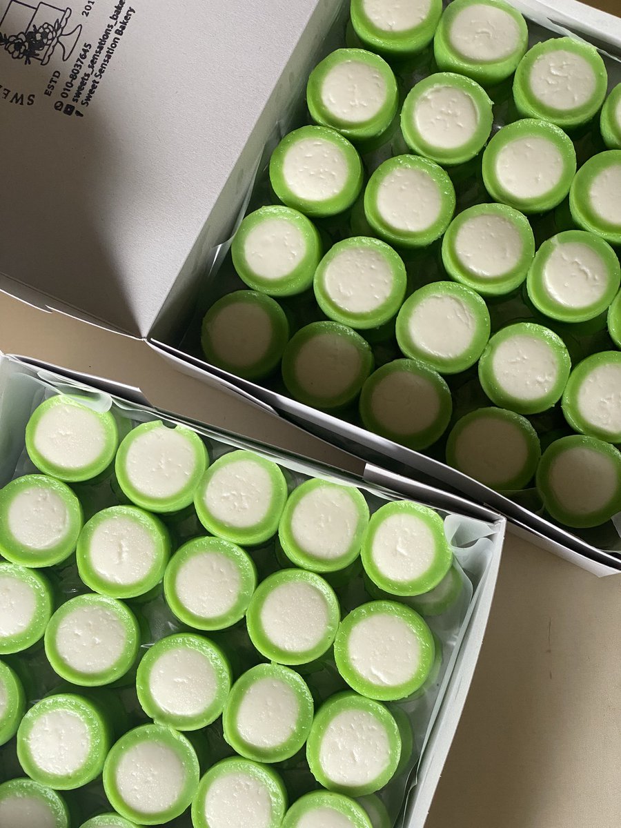 vertigowgh's tweet image. As a part time baker also jual kuih melayu, I agree with this. Due to high level of difficulties &amp;amp; technique buat kuih melayu from stratch, i’ve to set up min order: 100 pcs. Dulu harga Rm 0.50/pcs. Kalau setakat nak beli 20 pcs tak berbaloi weh memandangkan renyah nak membuatnya