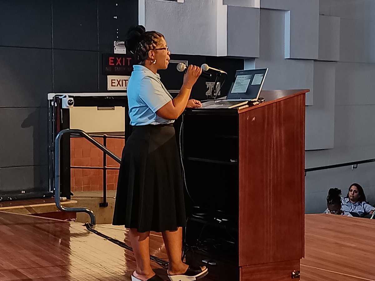 witslibrary's tweet image. West Campus had a high-capacity and well turned-out orientation session for Wits First Year students. Students arrived in numbers and there to receive and address them were the CLM Librarians. #WitsLibrary