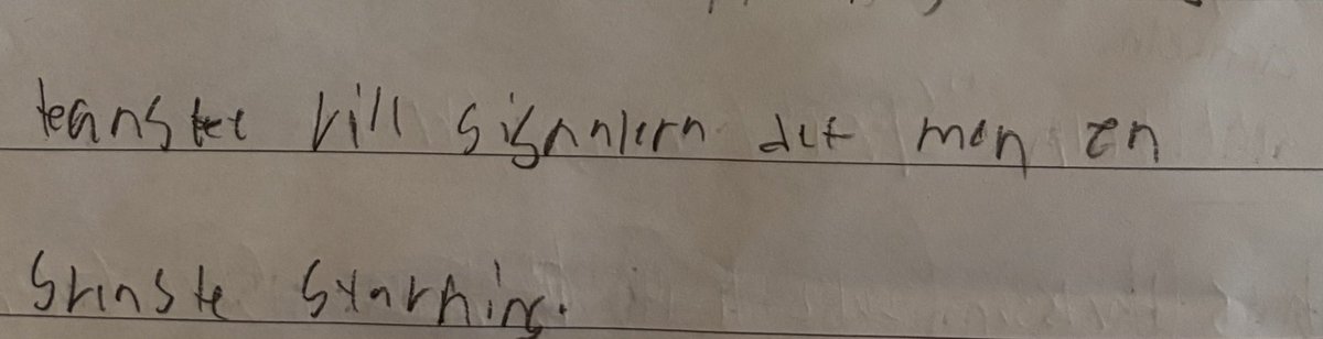 En av mina gymnasietreor glömde sin dator till PM-provet, således fick eleven skriva för hand. Jag har efter att ha rättat 1/3 konstaterat att eleven skriver ”lilla” f upp-och-ner samt att bokstaven k ser ut som t. Om 4,5 månad tar eleven studenten. Jag lider med eleven.