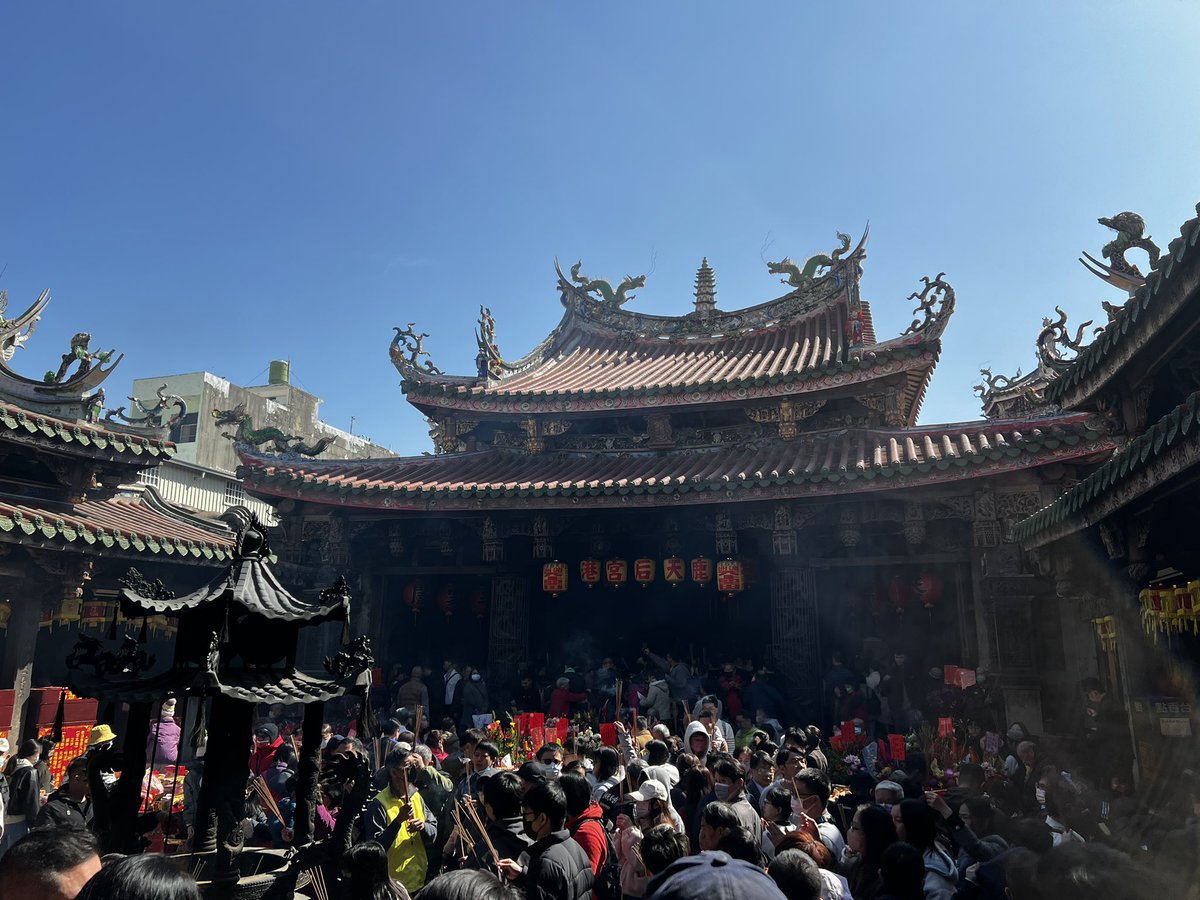 _OceanSky_'s tweet photo. 台湾の旧正月にはお寺に参拝する人々の数がとても多く、驚くほどです。皆さんも機会があればぜひ参拝に来てみてください。 https://t.co/v1b5NqT9Jv