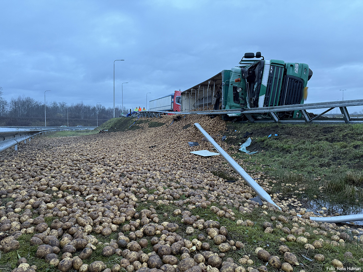 Vrachtwagen met aardappelen gekanteld op A1