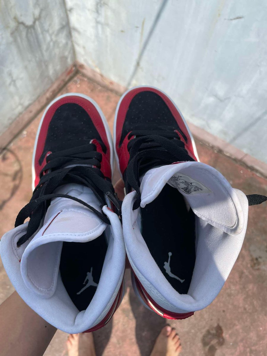 hanni_bee10's tweet photo. not kpop related wts lfb ph Jordan 1 mid   💙

— well used 
— onhand &amp; ready to ship/meetup
 — mod: j&amp;t/ meetup around qc- cubao area 
— mop: gcash/bpi
 price: 3,500 php

Rfs need funds 
t. wts lfb ph

 #hannibeeproofs #jordan1ph https://t.co/CrgC3gkift