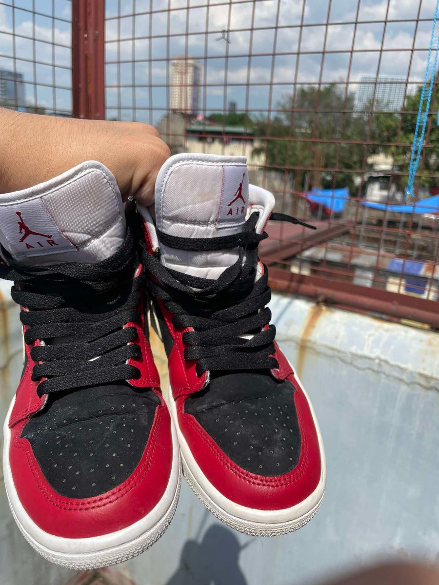 hanni_bee10's tweet photo. not kpop related wts lfb ph Jordan 1 mid   💙

— well used 
— onhand &amp; ready to ship/meetup
 — mod: j&amp;t/ meetup around qc- cubao area 
— mop: gcash/bpi
 price: 3,500 php

Rfs need funds 
t. wts lfb ph

 #hannibeeproofs #jordan1ph https://t.co/CrgC3gkift