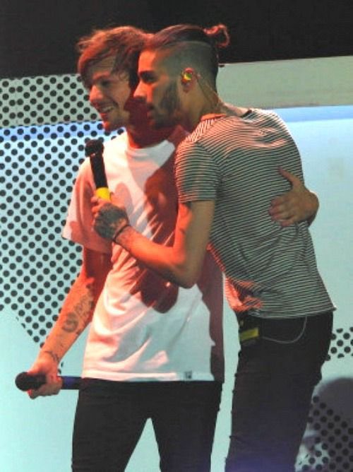 sweatzacky's tweet photo. é realmente lindo ver como o zayn amadureceu como artista e pessoa, é emocionante ver ele resolvido com tudo, desde shows a amizades, o mesmo com o louis qe disse qe conversaria com o zayn quando estivesse pronto pra isso. e eles conseguiram, se resolveram, eles mereciam isso https://t.co/iJikmyISog