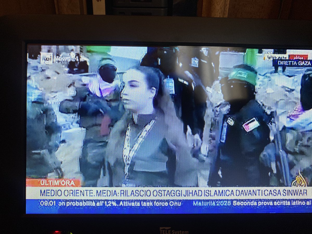 frabiagiotti's tweet photo. Le immagini sulla liberazione degli ostaggi #gaza in diretta su @RaiNews immagini di @AlJazeera sono impressionanti. La devastazione dove allestire il palco, le foto, le bandiere e la piazza parallela dei familiari. Uno spettacolo sulle macerie. Sugli oltre 45mila morti. https://t.co/Vjdj2cW0aU