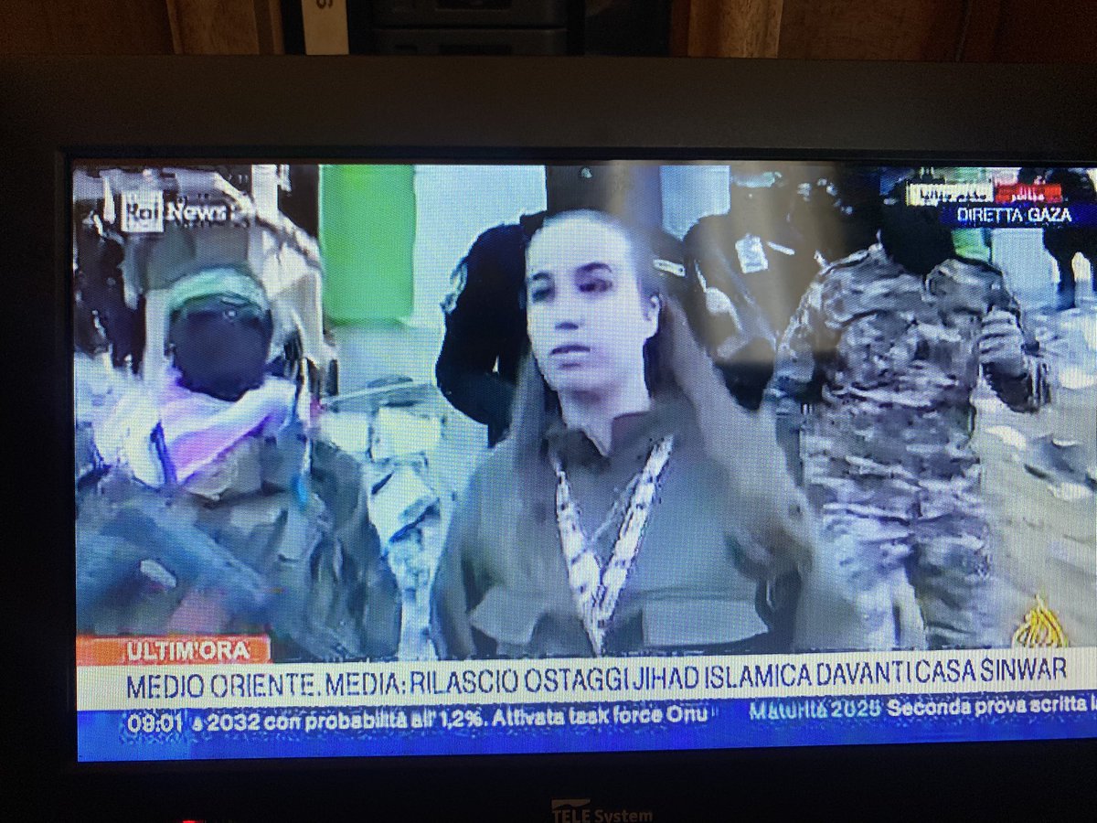 frabiagiotti's tweet photo. Le immagini sulla liberazione degli ostaggi #gaza in diretta su @RaiNews immagini di @AlJazeera sono impressionanti. La devastazione dove allestire il palco, le foto, le bandiere e la piazza parallela dei familiari. Uno spettacolo sulle macerie. Sugli oltre 45mila morti. https://t.co/Vjdj2cW0aU