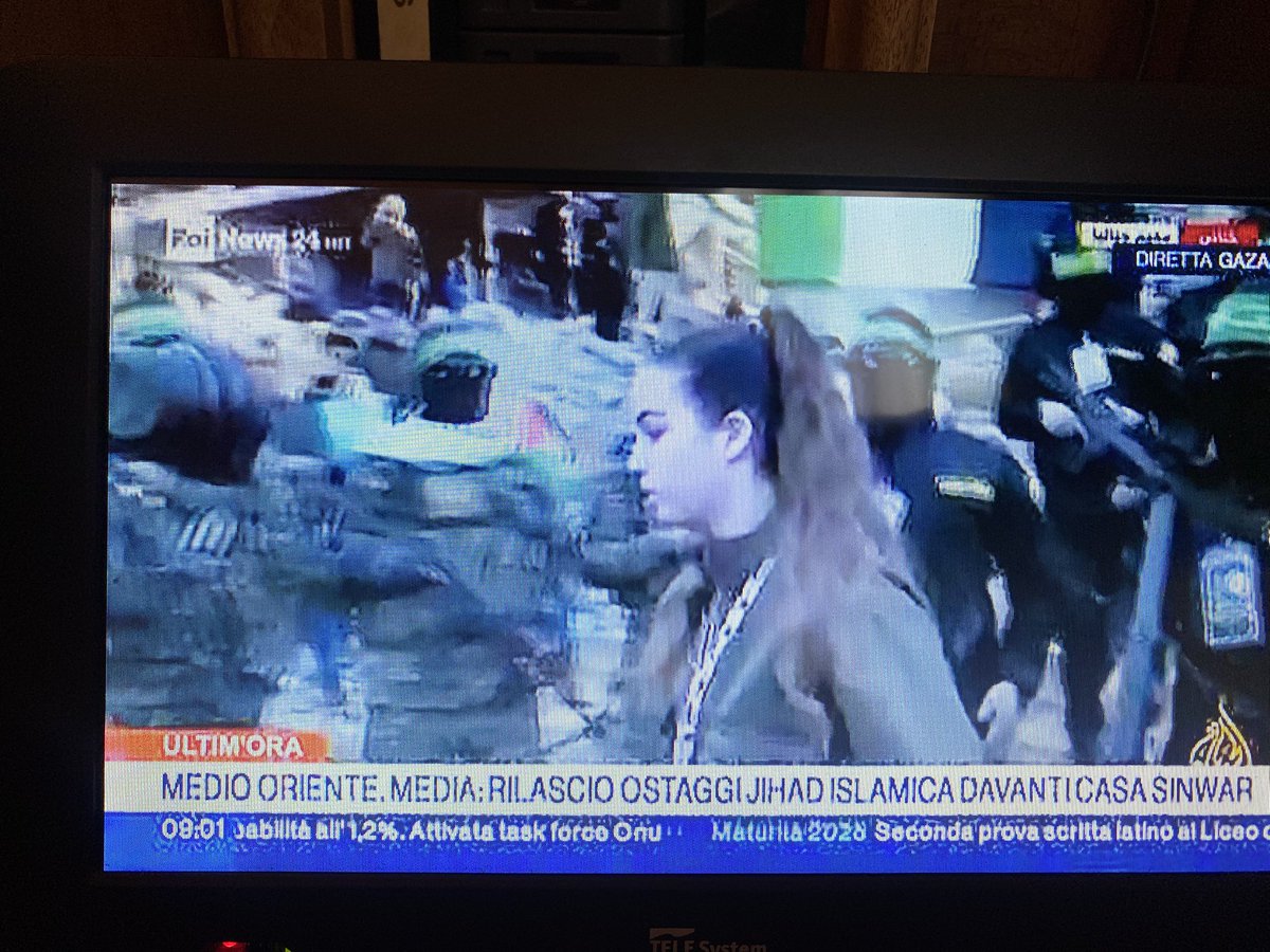frabiagiotti's tweet photo. Le immagini sulla liberazione degli ostaggi #gaza in diretta su @RaiNews immagini di @AlJazeera sono impressionanti. La devastazione dove allestire il palco, le foto, le bandiere e la piazza parallela dei familiari. Uno spettacolo sulle macerie. Sugli oltre 45mila morti. https://t.co/Vjdj2cW0aU