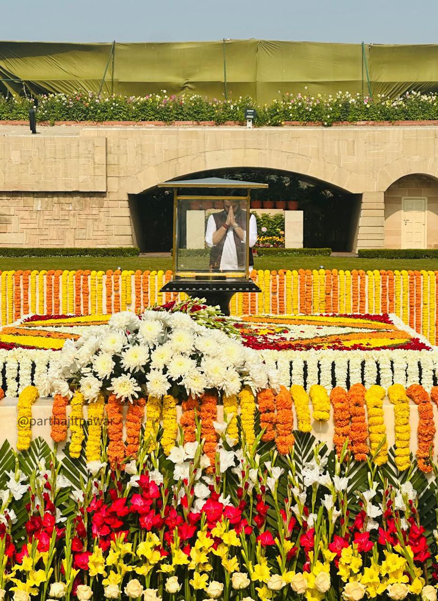 parthajitpawar's tweet photo. जगाला सत्य, अहिंसेचं महत्त्व पटवून देणारे राष्ट्रपिता महात्मा गांधी यांच्या पुण्यतिथीनिमित्त आज, दिल्ली येथील त्यांच्या राजघाट समाधीस्थळी जाऊन पुष्प अर्पण करून आदरांजली वाहिली. https://t.co/czhBKoGTeP