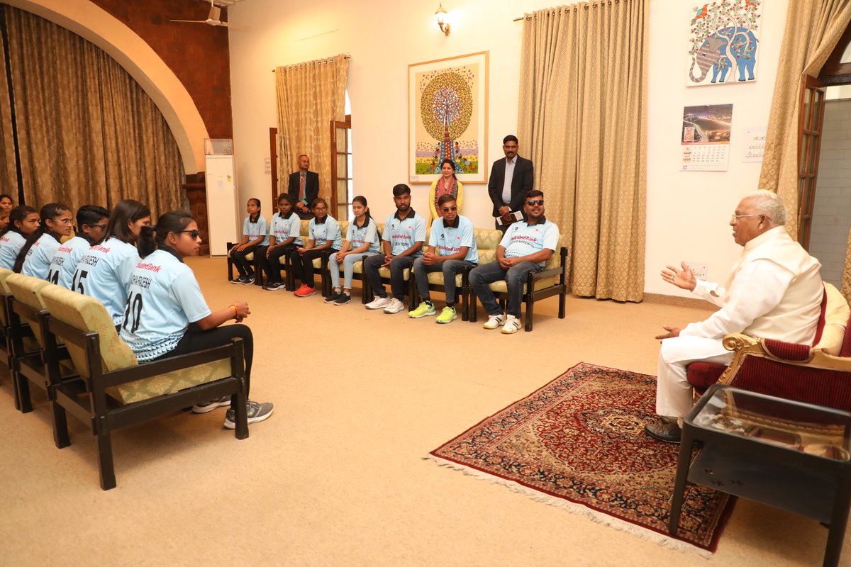 राज्यपाल श्री मंगुभाई पटेल से दृष्टि बाधितों की पांचवीं राष्ट्रीय महिला टी- 20 क्रिकेट टूर्नामेंट की विजेता टीम के खिलाड़ियों ने राजभवन में सौजन्य भेंट की।