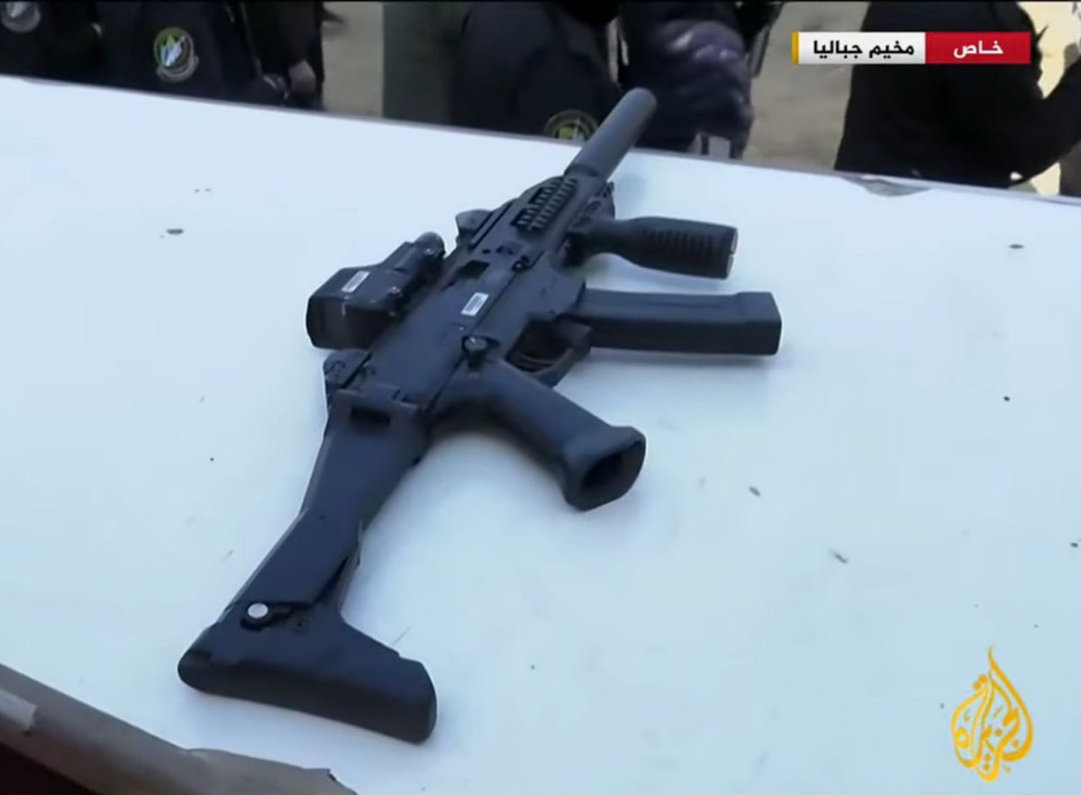 tamerqdh's tweet photo. السلاح الذي عرضته المقاومة هو “Scorpion EVO 3”، وهو سلاح تابع لوحدة القوات الخاصة للإنقاذ، تم الاستيلاء عليه خلال محاولة الإنقاذ الفاشلة للأسير ساهر باروخ، والتي انتهت بمقتله، وفقًا لنقاشات الإعلام العبري.

جاء ذلك بعد تساؤلات عديدة حول سبب وضع أحد المقاومين لهذا السلاح على الطاولة، وهو مختلف عن سلاح “تافور” الإسرائيلي الذي كان يحمله المقاومون الفلسطينيون خلال عملية التسليم، حيث تم اغتنامه من القوات الإسرائيلية أثناء المعارك