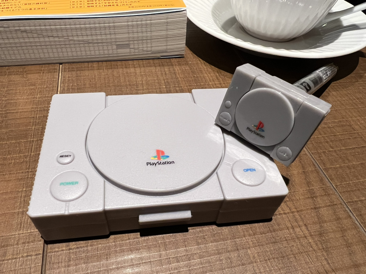 Gaming_Mansion_'s tweet photo. 「プレステ」初代デザインのボールペンとケース付きメモ帳をゲット！
表面のザラザラ感まで再現されてた💡

https://t.co/5A0lTQFh8T

遊んだ当時の記憶が。。 https://t.co/dt2c2FVtgO
