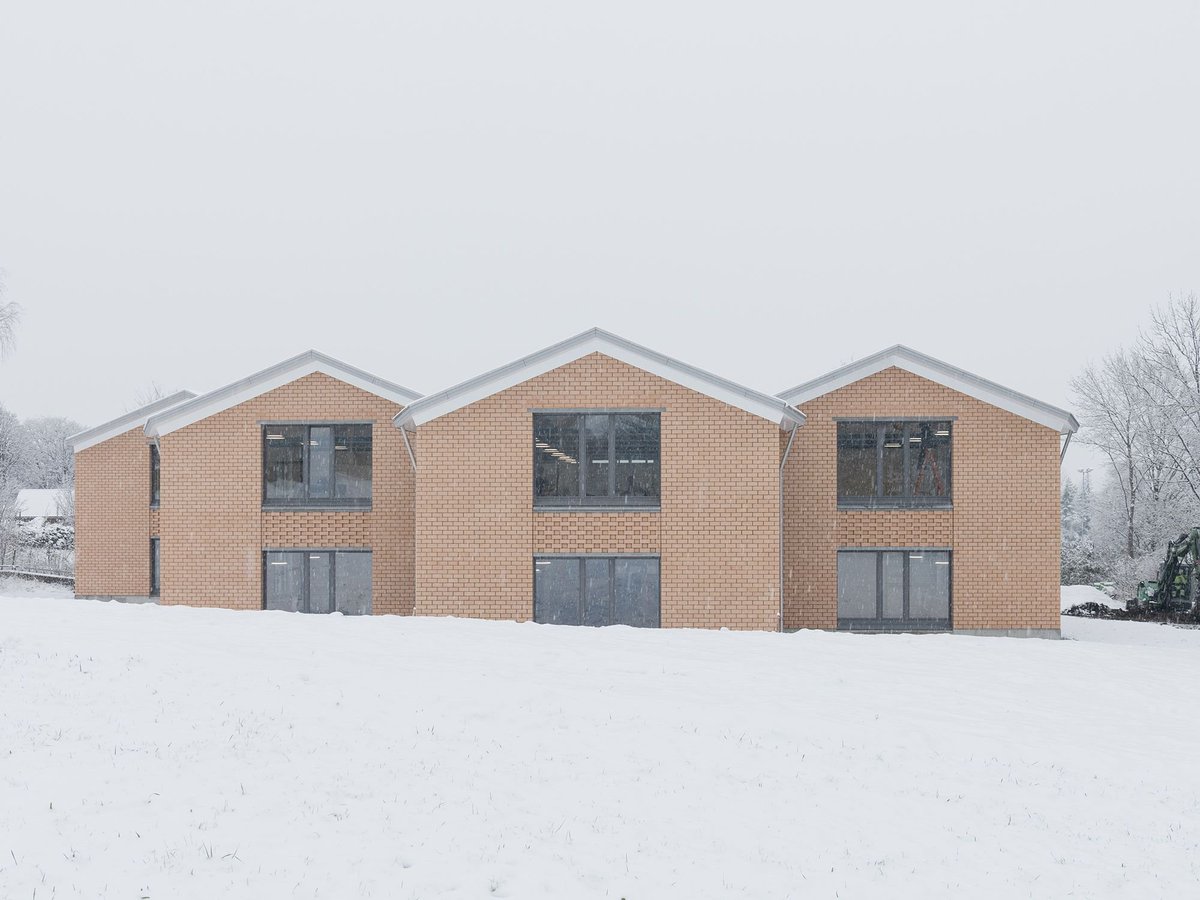 Foto de familia para este #JuevesDeArquitectura

Mbach II school campus expansion
Wängi (Switzerland)

Architects: Soppelsa Architekten

+info: afasiaarchzine.com/2025/01/imbach…
