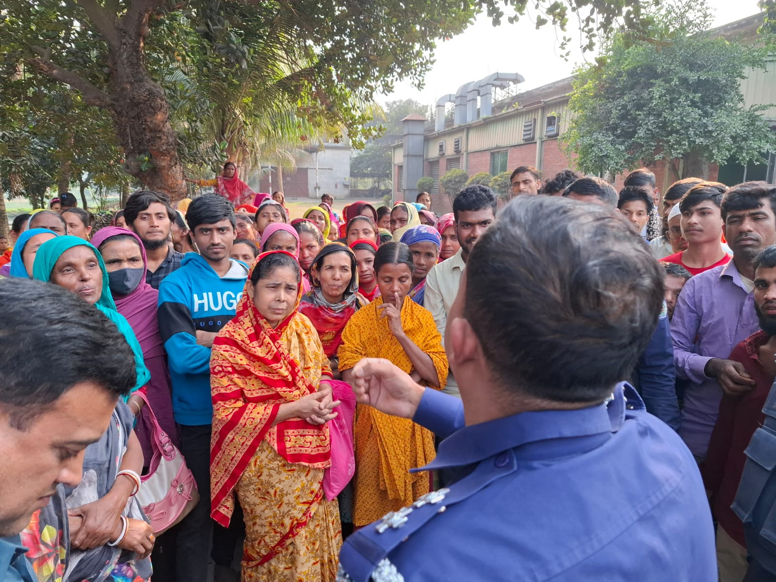 কালিয়াকৈরে ছুটির টাকার দাবিতে শ্রমিক বিক্ষোভ ,আহত ৭