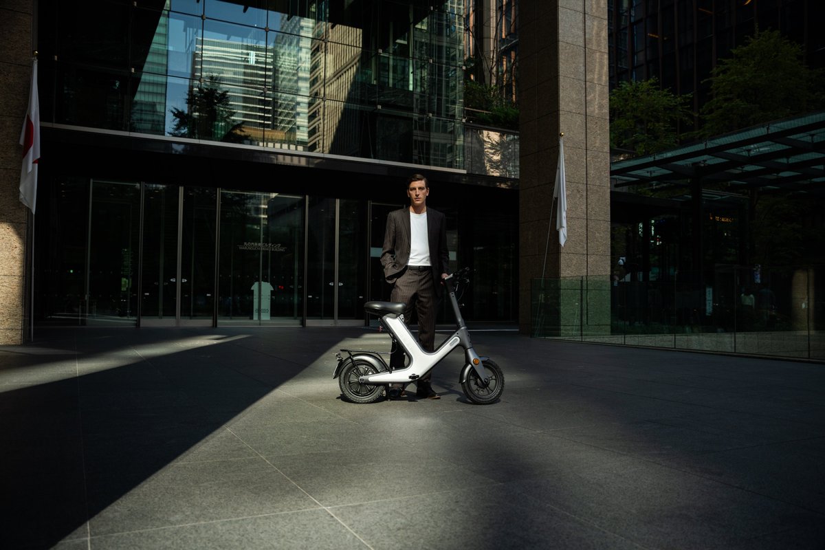 VELMO_mobility's tweet photo. 通勤も、街乗りも、次のレベルへ。

NFCタッチキーをかざすだけで、瞬時に起動。
シンプルな操作で、ストレスフリーな移動を。
新世代のモビリティで、あなたの日常を変える。

＊＊＊＊＊

▲VELOMO 公式ホームページ

https://t.co/ORVk8qzvWL

#VELMO #SPARK #モビリティ
#特例特定小型原動機付自転車 #特定小型原動機付自転車
#未来の乗り物 #タッチキー #eco #街乗り