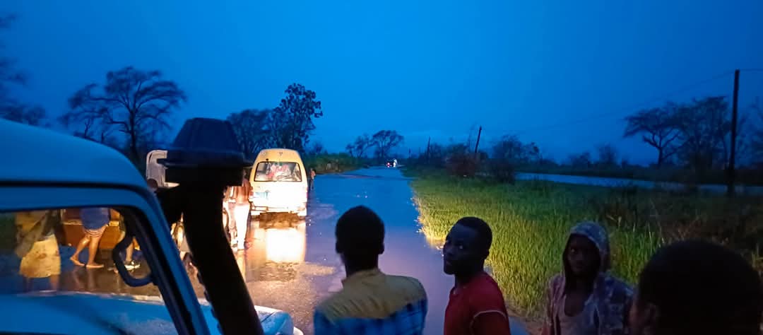 This is how the road is at Phanga along Ntakatata road after kwekwerere towards Mangochi. The water has blocked the road, and small vehicles can't easily cross. Even the raised vehicles cross with guidance from the natives of the place! Use the route with a lot of caution!