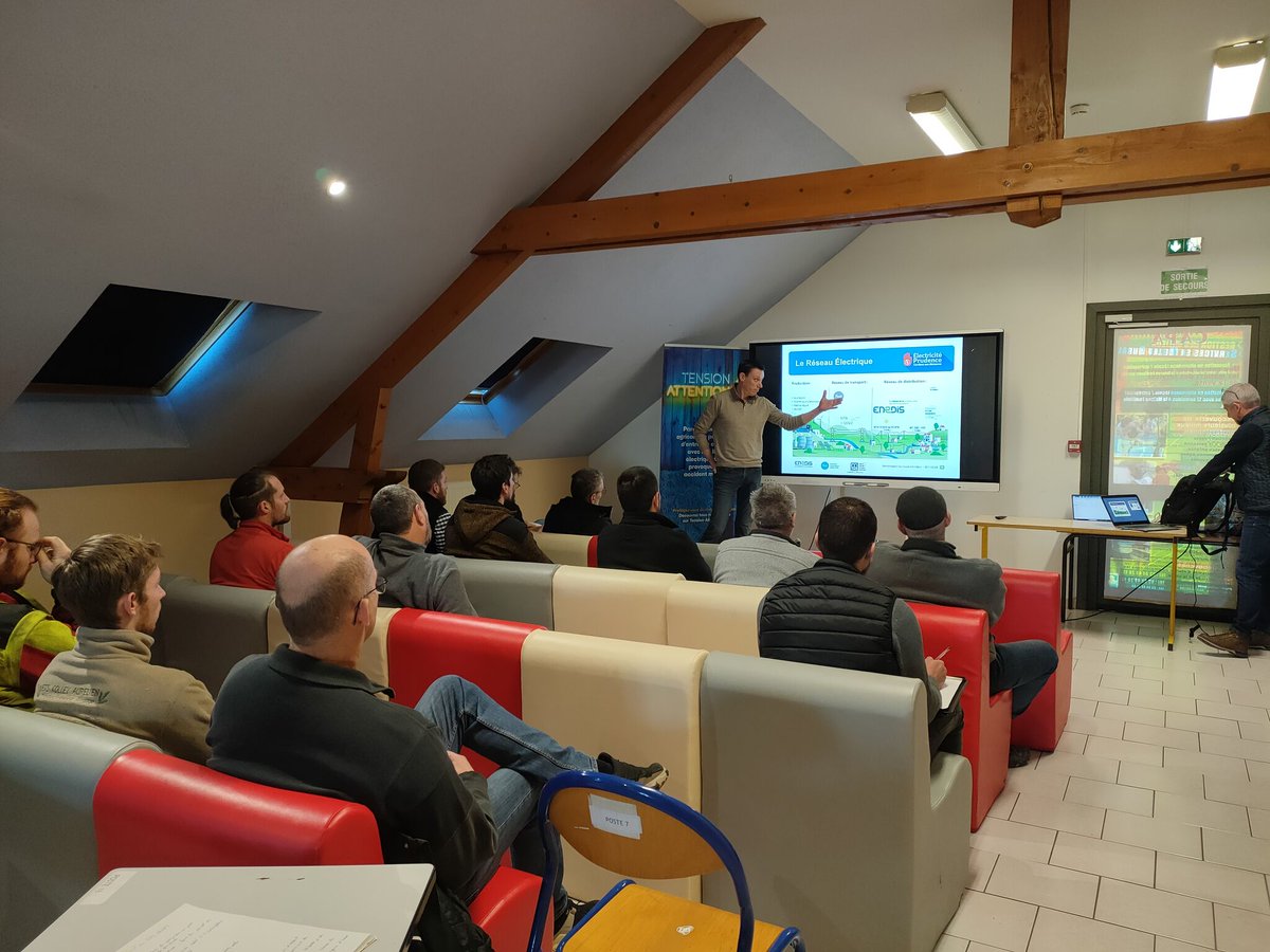 RTE_Est's tweet photo. La #Securite est notre priorité ! Sensibiliser nos partenaires, c'est assurer leur sécurité sur le réseau ⚡ 
Cette initiative s'inscrit dans le programme #TensionAttention. Merci aux équipes de #Bourgogne pour leur implication ! 

@Enedis @ProetfB73001