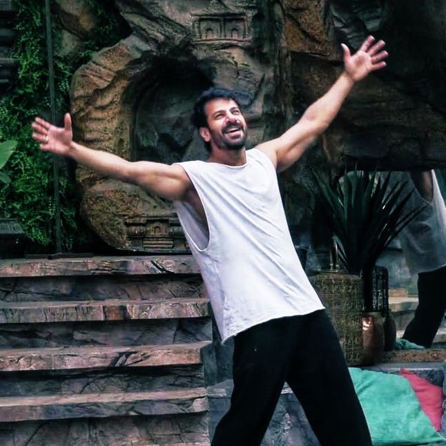 caffeinatedcor_'s tweet photo. this pic has to be one of my most fav one of his from the house, idk this just shows how he ALWAYS has been the main character 💅🏻

KVMNATION ADORES KARANVEER https://t.co/AsWdtnoq4Q