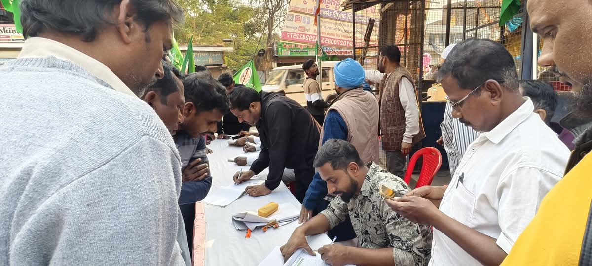 झामुमो गुमला संयोजक मंडली द्वारा गुमला विधायक सह संयोजक मंडली प्रमुख श्री भूषण तिर्की जी की अध्यक्षता में सदस्यता अभियान चलाया गया,सैंकड़ों लोगों ने थामा झामुमो का दामन,गुमला जिला में 2 लाख+ नए सदस्य जोड़ने का लक्ष्य <a href="/HemantSorenJMM/">Hemant Soren</a> <a href="/JmmJharkhand/">Jharkhand Mukti Morcha</a> <a href="/JMMKalpanaSoren/">Kalpana Murmu Soren</a> <a href="/VinodPandeyJMM/">Vinod Kumar Pandey</a>