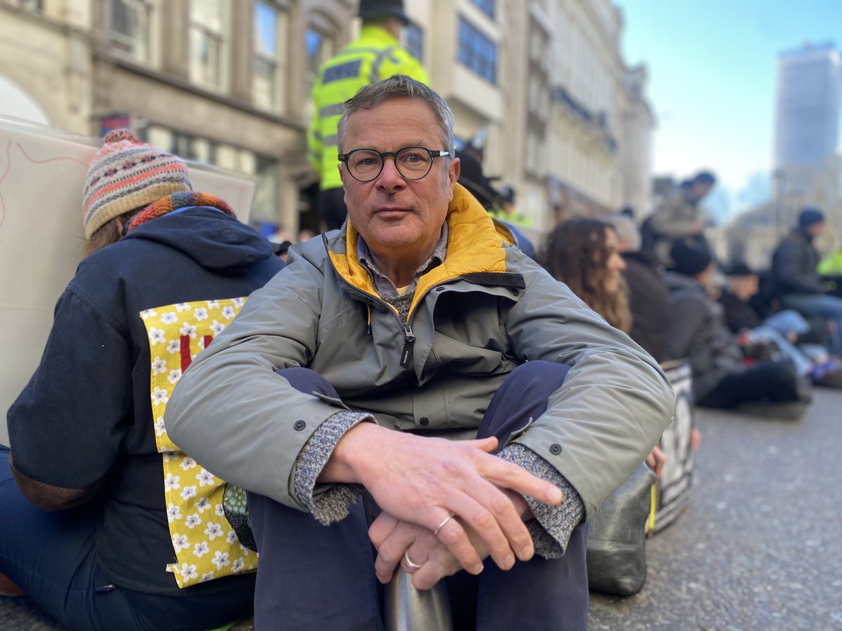 BREAKING🚨

Legendary British chef, Hugh Fearnley-Whittingstall has joined our peaceful Exhibition Action &amp; is intent on staying for the duration.

Thank you, to all those with public platforms who speak out and share in solidarity with those in prison. 

defendourjuries.org