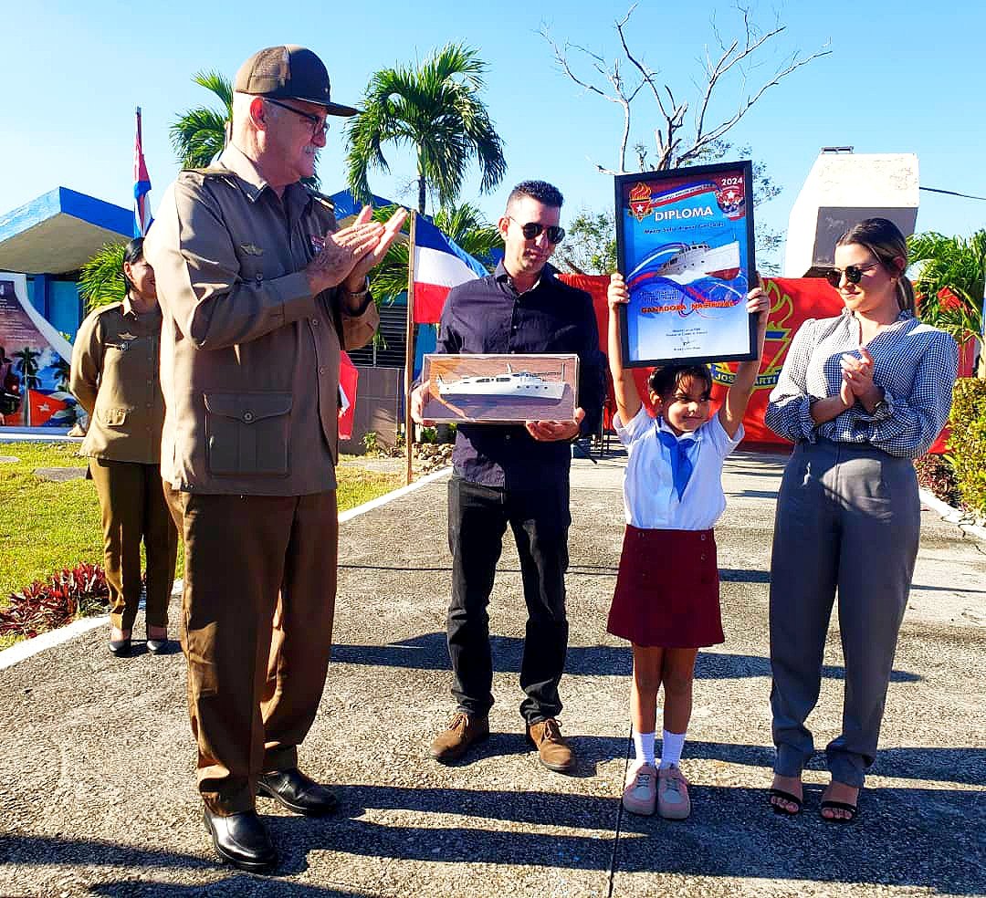 Muchas felicidades para la pionera ganadora del Concurso Amigos de las FAR.