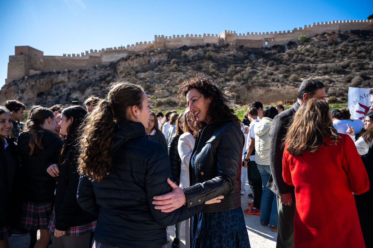🕊️ Celebramos el Día Escolar de la Paz con 150 alumnos de los centros educativos próximos al Parque de la Hoya, un entorno incomparable.

Se han recitado versos de Rafael Alberti o Antonio Machado, entre otros. Gracias a la consejera <a href="/MC_CastilloMena/">Mª Carmen Castillo Mena</a> por impulsar esta iniciativa.