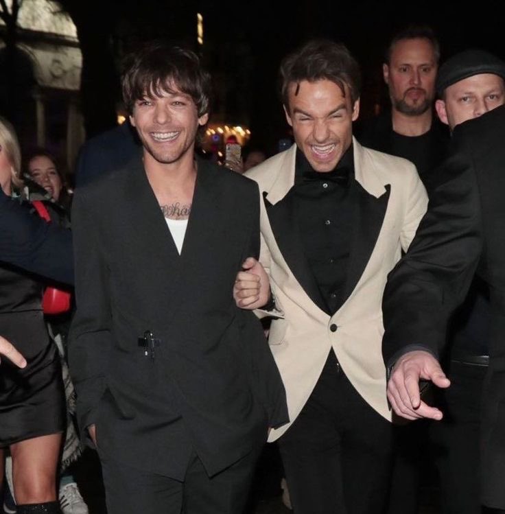 GirlAlmighty444's tweet photo. Ya que andan las solo Louies rompiendo pelotas, les recuerdo que Liam SIEMPRE apoyo a Louis en todos sus momentos y ustedes lo único que hicieron fue tirarle MIERDA. Y no voy a permitir que vuelva a suceder con ninguno de los chicos, NINGUNO! https://t.co/hRfCCsD4NA