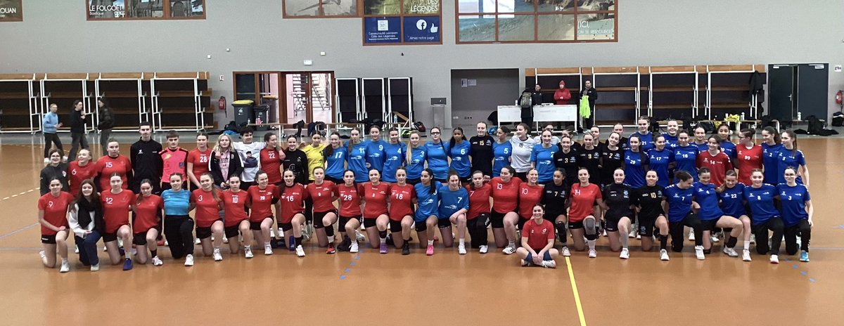 Hier avait lieu le championnat régional de handball féminin. Cinq établissements étaient présents pour participer à cette compétition de niveau élite. L’équipe de Charles de Foucault a validé sa qualification pour les championnats nationaux. 
Bravo à toutes les joueuses ! #SFND