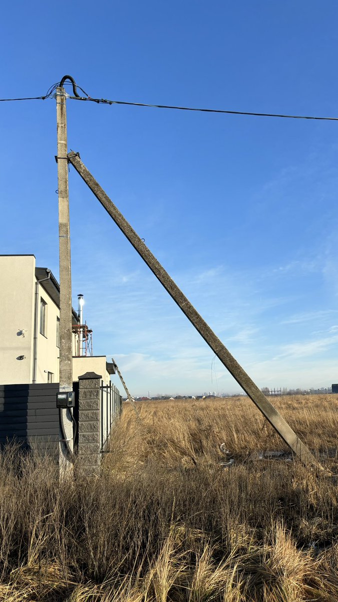 В дитинстві мені не дозволяли проходити під цією конструкцією , бо… то гріх, бо Ісус висів на хресті. Шо бляха???🤯