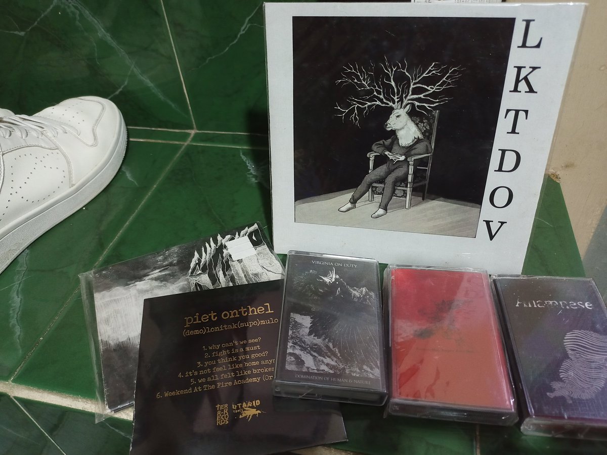 IndraMenus's tweet photo. Besok ya gaes, lapak dikit aja.

Ada yg nitip jual 7" LKTDOV nih klo ada yg minat, new old stock satu pcs doang harga 150k.

Juga rilisan skramz lainnya:
Kaset ada 2 album Anamnese, Virginia on Duty.
CD ada Daighila diskografi &amp; demo Piet Onthel https://t.co/ATg3sNwEhw