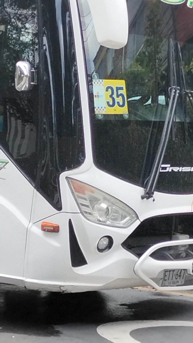 ojc81's tweet photo. Tristemente el colegio English School ubicado en la calle 170 #15-68 no tiene parqueadero para sus rutas, todos los días 25 buses aprox parquean en la cra 17a entre cl 168 y 170 obstruye circulación y generando alto riesgo de accidentes @SectorMovilidad @sttmed @patrulleroefra https://t.co/jr1GgY58Xh