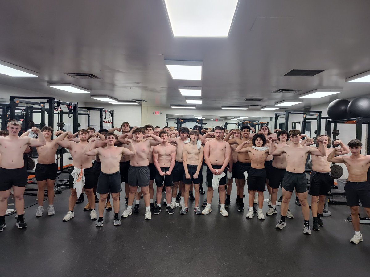 CoachWare15's tweet image. It has been a great start to our off -season weight lighting program. Our #breakfastclub have been eager to get after and our numbers have been exceptional. 

#GRIT #ironaddicts #flexdownthursday
@Ryle_Football @jonperron24 @W_Clarke98