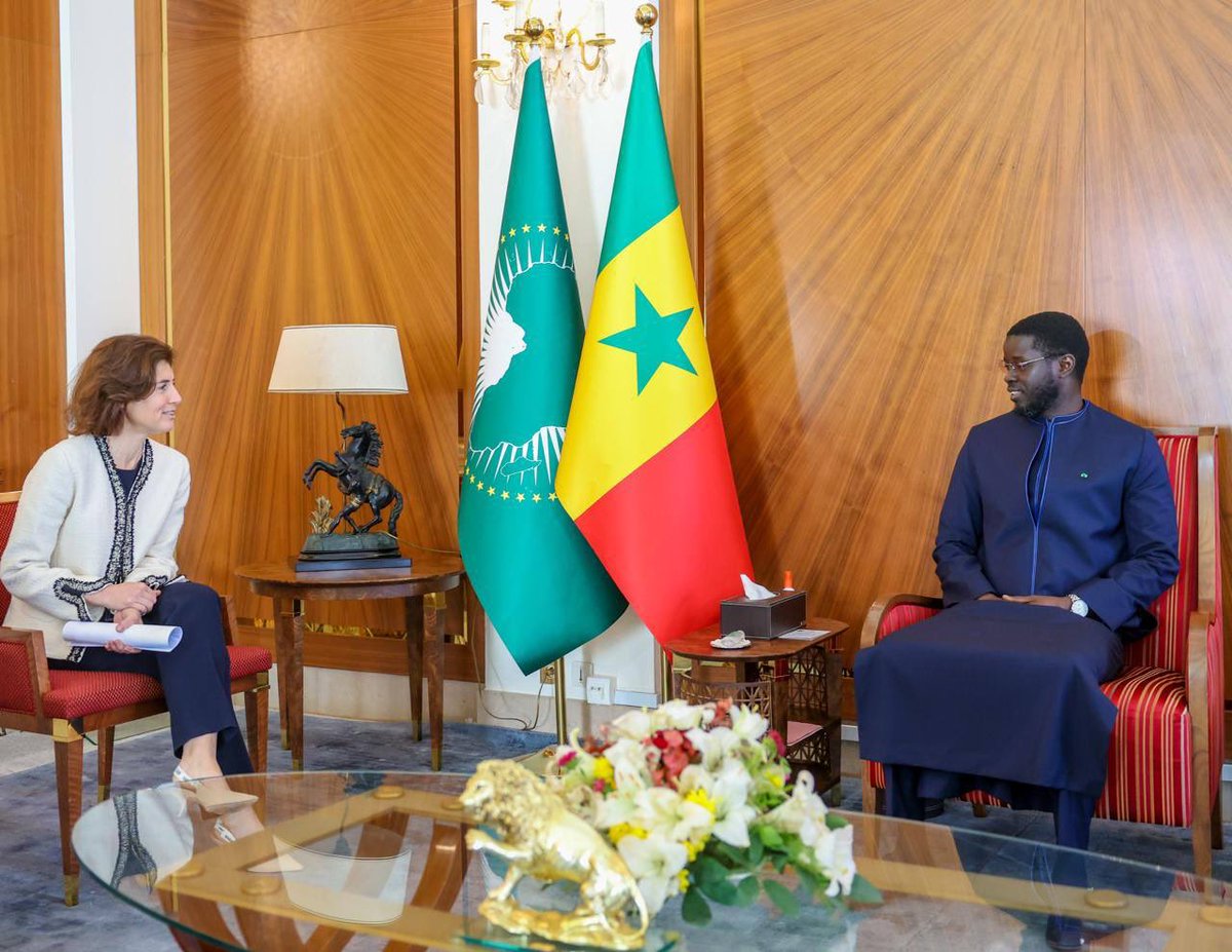 PR_Senegal's tweet image. Le @PR_Diomaye a reçu ce jeudi Mme @Cheydema, PDG du Groupe @orange. 

À cette occasion, elle a exprimé la volonté du groupe d’accompagner l’ambition du Chef de l’État inscrite dans le New Deal technologique pour bâtir un service public moderne, agile et tourné vers l’avenir.