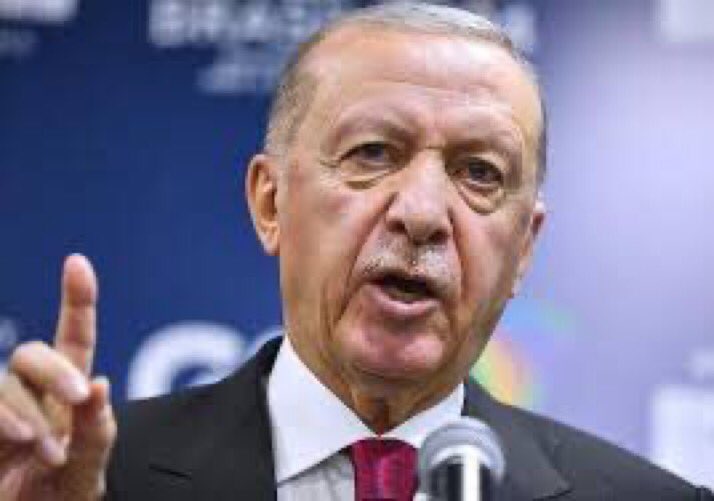 Ekonomik sosyal çöküş.
 Hak hukuk adalet eğitim öğretim demokrasi bertaraf edildi.
Geriye ne kaldı?
AKP,diyanet,cemaat evleri,
cahillik,yobazlık,
milliyetçilik yerlilik,ırkçılık,hırsızlık,
yolsuzluk, yalan, iftira,yoksulluk,fakirlik 
Diktatörün dini ezanı karın doyurmuyor.