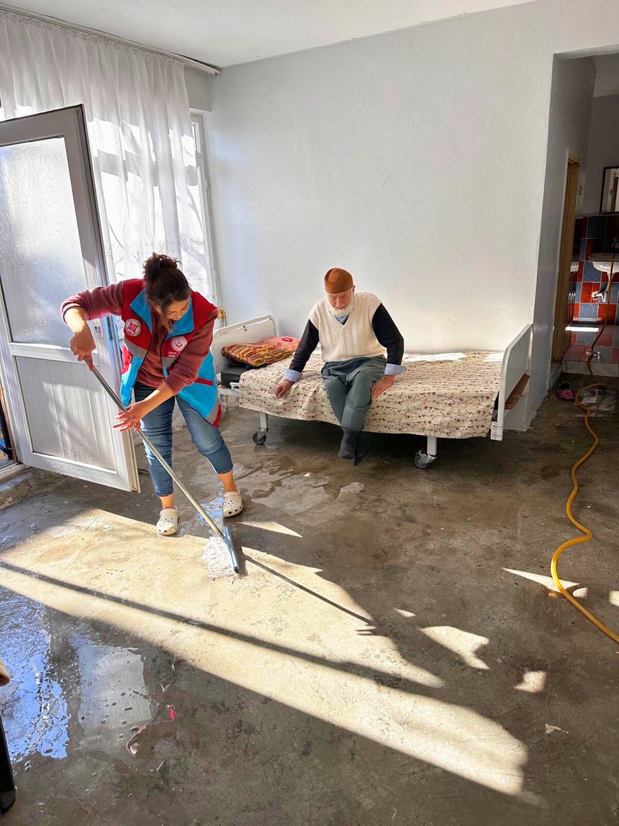 akdeniz_sydv's tweet photo. Dün ile bugün arasında köprü kuran, bize hayatın en değerli tecrübelerini aktaran kıymetli büyüklerimiz için sahadayız! Ekibimiz, onların hijyenik ve temiz ortamlarda huzur içinde yaşamaları için özveriyle çalışıyor. https://t.co/67p2aVGa9w