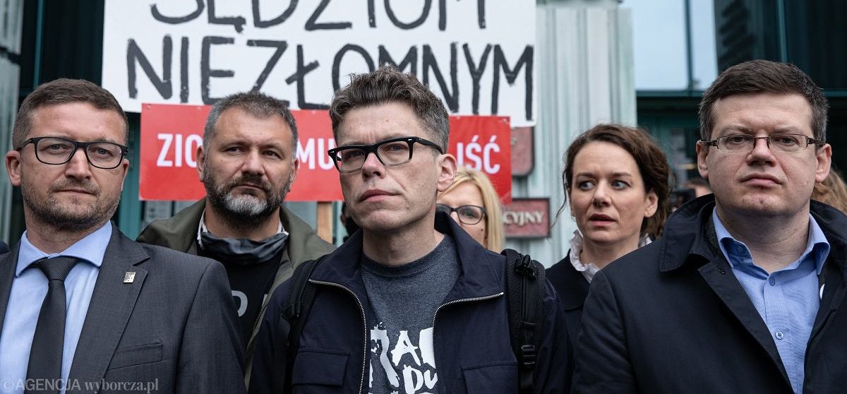 Oltom154's tweet photo. Ci sędziowie z przez dobrych kilka lat prowadzili działalność polityczną za pieniądze z zagranicy.
To zwykła Targowica, zdrajcy Polski.
#TurDeKonstytucja https://t.co/TA4W6pzkwo