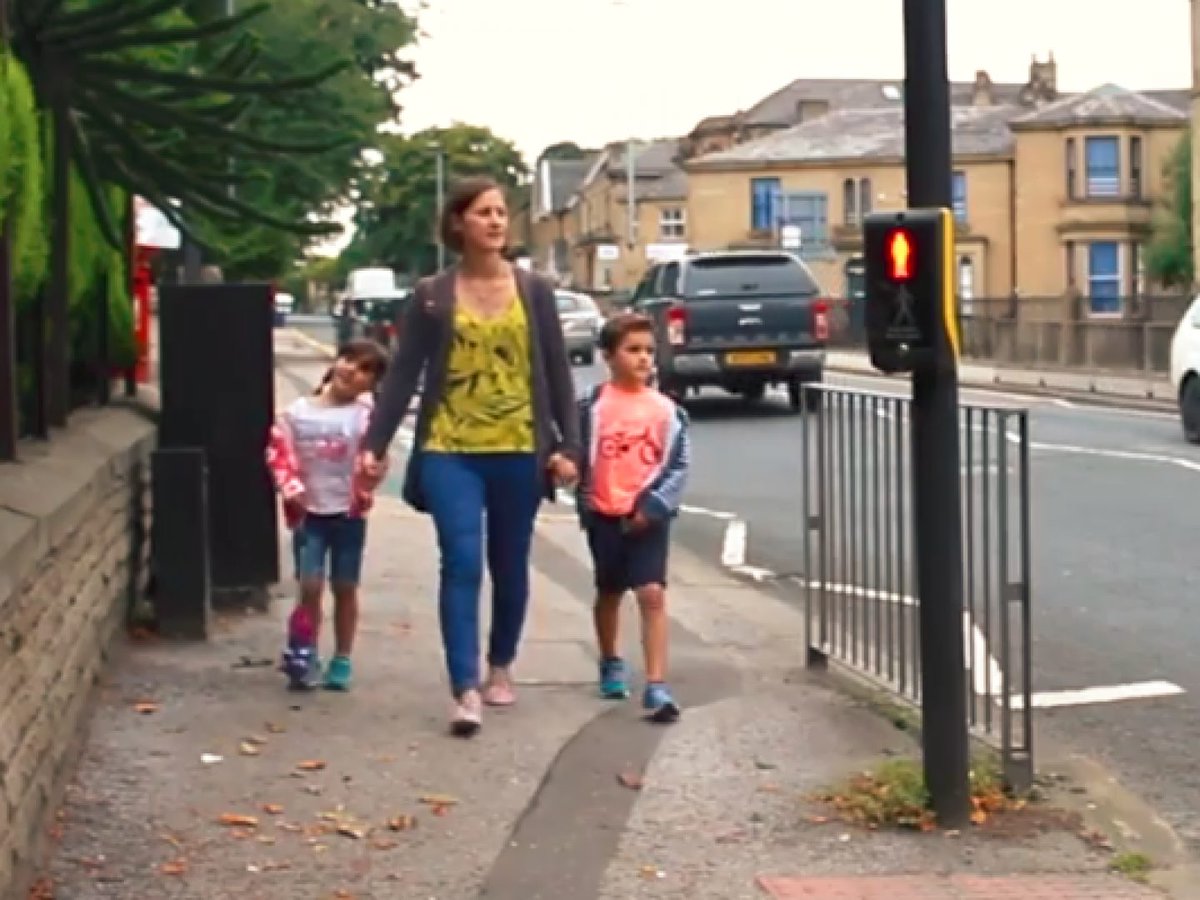 *Pedestrian safety*
Parents and carers play a vital part in teaching children how to cross the road safely. When you cross the road, don’t take risks – children will copy you. Follow this link for more advice 🚶 🚶🏿‍♂️ 🛑 orlo.uk/wLFKQ