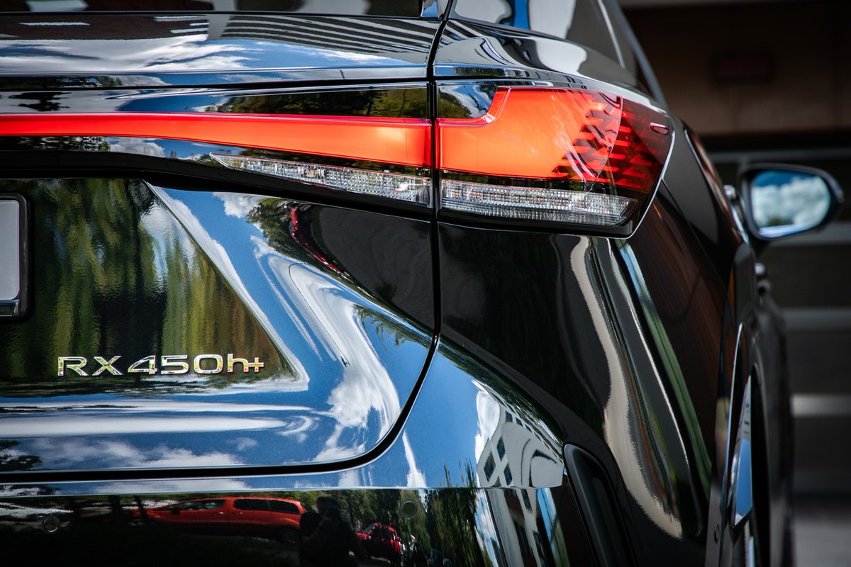 Lexus_Poland's tweet image. Lexus Polska obniżył ceny hybryd plug-in z roku produkcji 2025 – korzyść nawet do 63 500 zł! 🔥⚡

🚀 RX 450h+, wszechstronny SUV o mocy 309 KM, teraz już od 349 400 zł
🚙 NX 450h+ z inteligentnym napędem na cztery koła E-FOUR jest teraz dostępny od 287 300 zł

#LexusRX #LexusNX