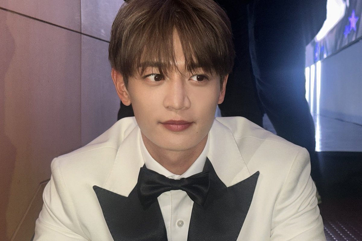 SHINee's tweet photo. 𝗛𝗔𝗣𝗣𝗬 𝗡𝗘𝗪 𝗬𝗘𝗔𝗥 with 🐿️🩵. 

#MINHO #민호 
#SHINee #샤이니 
#MBC가요대제전 
#2024MBC가요대제전 https://t.co/5oZPWXcKbJ