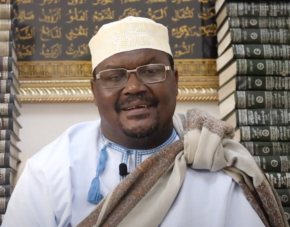 SuluhuSamia's tweet photo. Nimepokea kwa masikitiko taarifa ya kifo cha Sheikh Muhammad Iddi (Abuu Iddi), Imamu Mkuu wa Msikiti wa Mwinyiamani, Mshauri wa Mufti na Sheikh Mkuu wa Tanzania Sheikh Dkt. Abubakar Zubeir Ali Mbwana na Mratibu wa Taasisi ya Masheikh na Wanazuoni wa Kiislamu Tanzania, kilichotokea leo Alhamisi, Januari 30, 2025.

Natoa salamu za pole kwa familia, Mufti Mkuu wa Tanzania, Waislamu wote nchini, ndugu, jamaa, marafiki na wote walioguswa na msiba huu. 

Tumeondokewa na mtu aliyeipenda nchi yake, mwalimu katika imani, mlezi wa wengi katika imani, mpenda haki, mpenda ukweli, umoja, amani na utulivu wa nchi yetu, aliyetumia muda wake mwingi kuyasimamia na kufundisha hayo kupitia mawaidha yake.

Mwenyezi Mungu ampe Kauli Thabit, amsamehe makosa yake, amzidishie katika mizani mema aliyotenda, na ampe nafasi katika Pepo yake. 

Inna lillahi wa inna ilayhi raji'un.