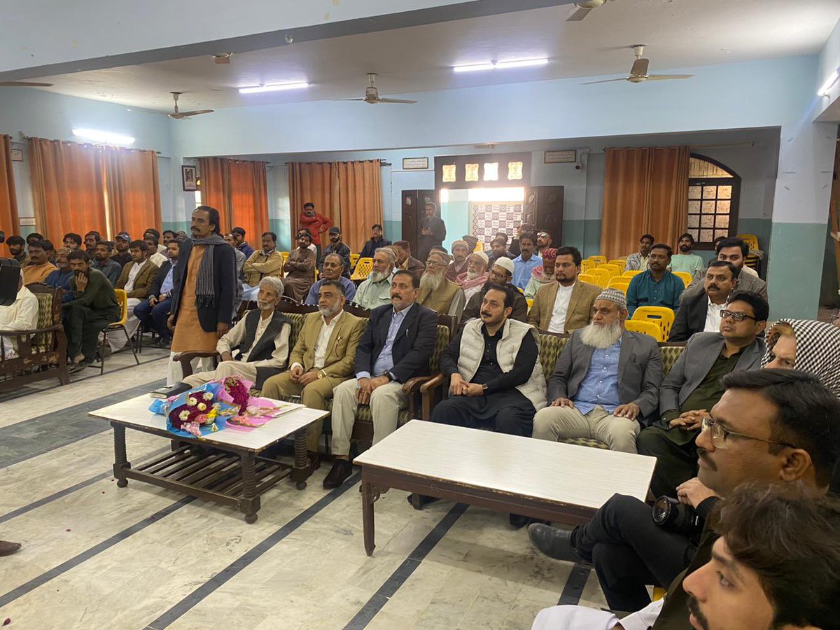 SindhESSI's tweet photo. Commissioner Social Security Mr. Miandad Rahoojo speaking to representatives of trade industry and labour unions at Hyderabad Press Club where he highlighted achievements and future plans for the welfare of workers. #SESSI #Sindh https://t.co/hnN6H7X3jd