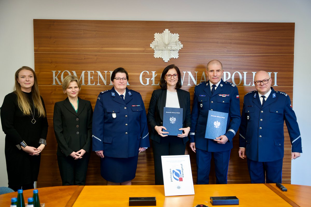 IOM_Poland (@iompoland) on Twitter photo This week, we signed an MoU with <a href="/PolskaPolicja/">Polska Policja 🇵🇱</a> taking our partnership further to:
• Counter human trafficking
• Strengthen police capacity to support migrants, esp. vulnerable groups.
Together, we’re building safer communities where local & migrant population are protected. This week, we signed an MoU with <a href="/PolskaPolicja/">Polska Policja 🇵🇱</a> taking our partnership further to:
• Counter human trafficking
• Strengthen police capacity to support migrants, esp. vulnerable groups.
Together, we’re building safer communities where local & migrant population are protected.