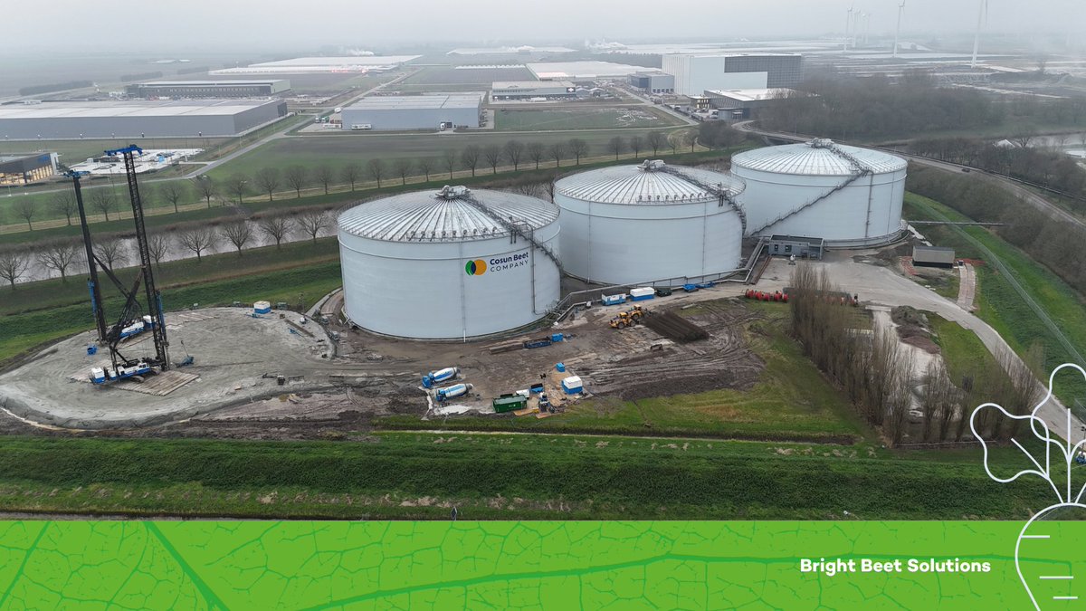 Onze fabrieken in Hoogkerk en Dinteloord bouwen extra diksaptanks. Dit helpt om in de toekomst het suikerproductieproces efficiënter en milieuvriendelijker te maken. Lees meer op onze website! bit.ly/4gj99Og #CosunBeetCompany #Duurzaamheid