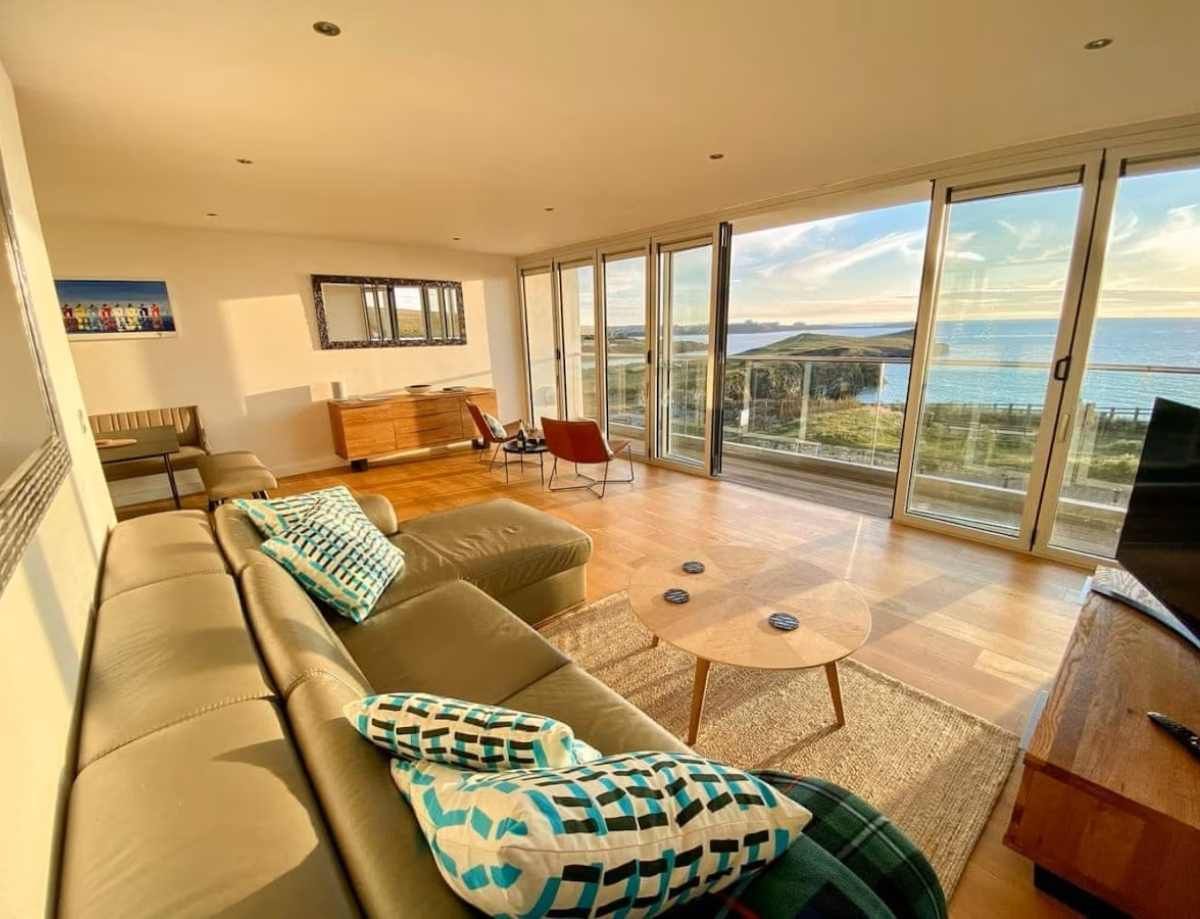 TheHolidayCots's tweet photo. Escape to Cornwall with a stay at Sunset waves in Newquay.
Offering panoramic views of the ocean, this self catering accommodation is perfect for a family escape to the coast!
🛏️ Sleeps 1-4
https://t.co/yMuriJ73wK
#SunsetWaves #Newquay #Cornwall #Beach #Sea #Coast https://t.co/gzFMgpyPH9