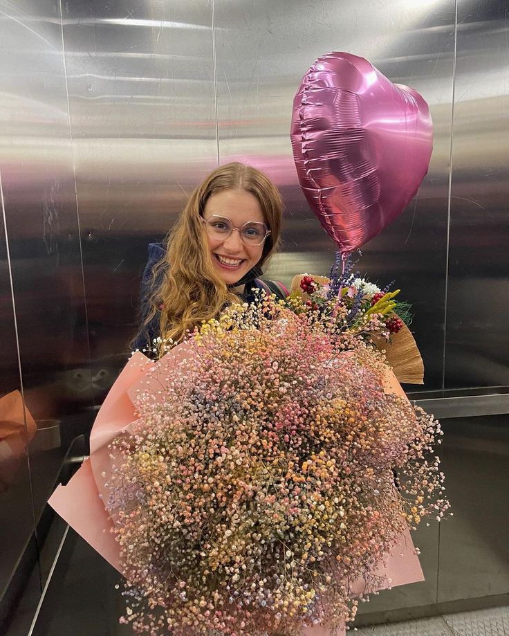 Ben çiçeklerim ve kalpli balonum çok güzeliz 🥹