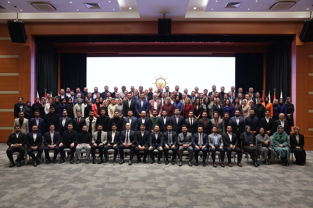 39 ilçemizde 3 kademede tamamladığımız ilçe kongrelerimizin ardından, 8. Olağan İl Kongremize doğru emin adımlarla ilerliyoruz.

Bugün gerçekleştirdiğimiz 3 Kademe İlçe Başkanları Toplantımızda, ilçe kongre süreçlerimizi değerlendirirken, AK Parti İstanbul teşkilatlarının, her